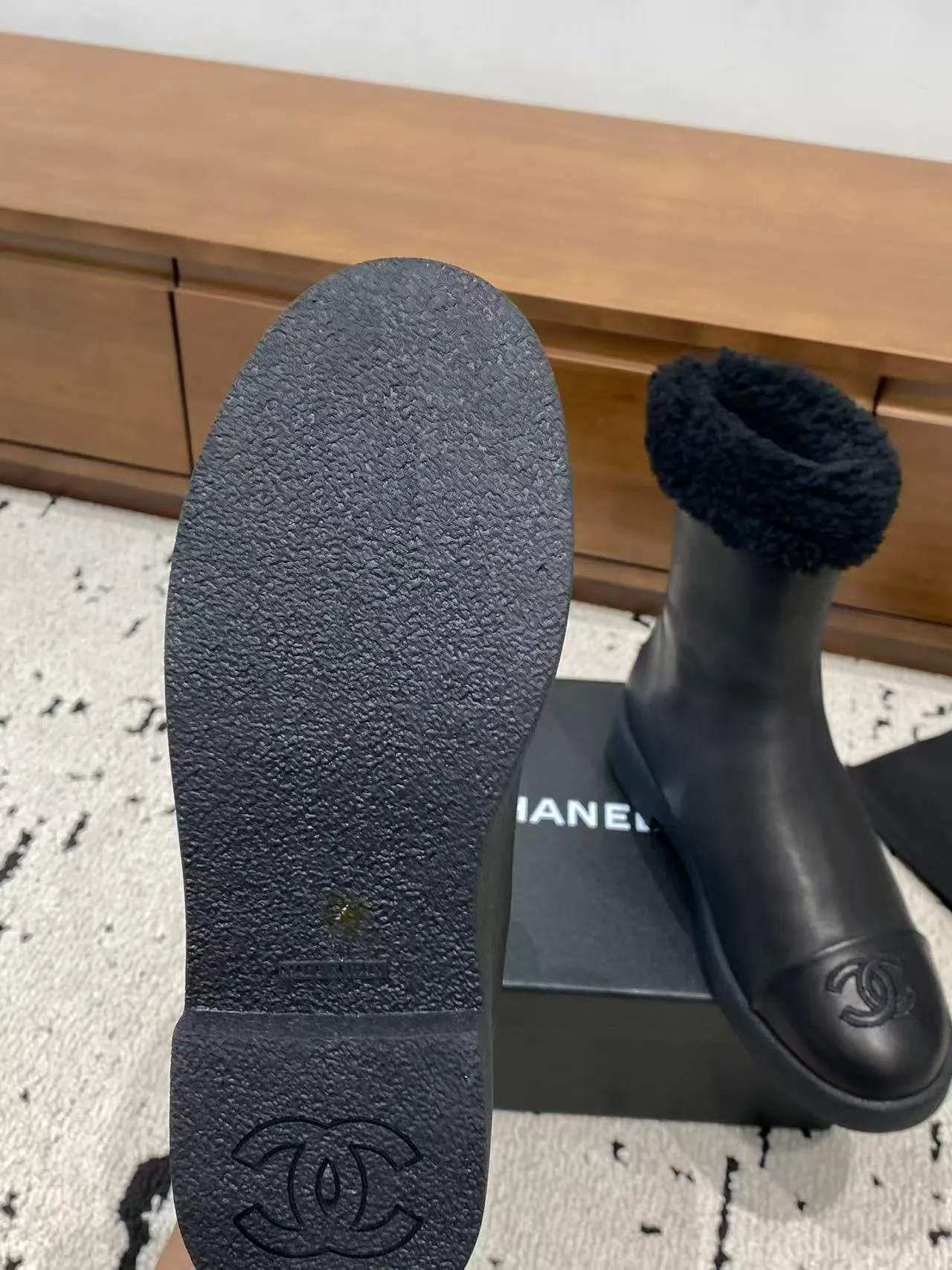 👟👟Ex-factory price 700👟👟 🍀Chanel 2025 autumn and winter furry snow boots. Chanel new autumn and winter genuine wool slippers and boots. Xiaoxiang’s 2025 autumn and winter most beautiful snow boots. Classic, beautiful and warm snow boots❤️Super warm! It's enough to have it this winter, it's really beautiful and fairy~ Materials and craftsmanship: The upper is made of custom sheepskin/wool/sheepskin, and the inner pads are all made of wool. It feels very soft and comfortable! The sole is the original TPU outsole Size: 35-39 (40.41 customized, non-refundable)